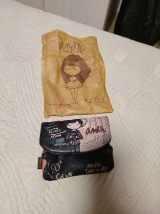Monedero Anekke con dibujo y texto