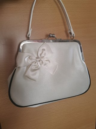 Bolso de mano color crema beige con lazo