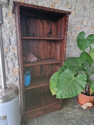 Estantería de madera antigua