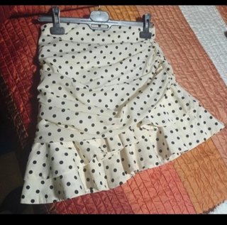 Falda fruncida lunares beige y negra