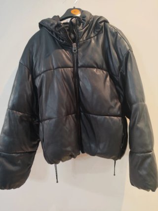 Abrigo niña polipiel negro talla XS, poco uso