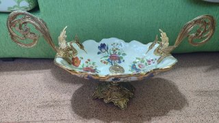 Centro de mesa decorativo dorado con cisnes
