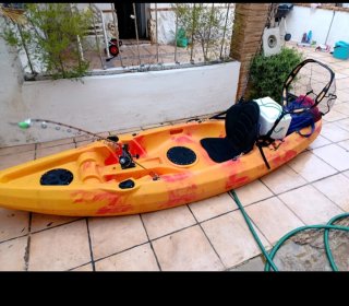 Kayak naranja y rojo con accesorios