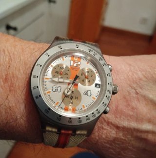 Reloj Swatch Cronógrafo Naranja y Plateado