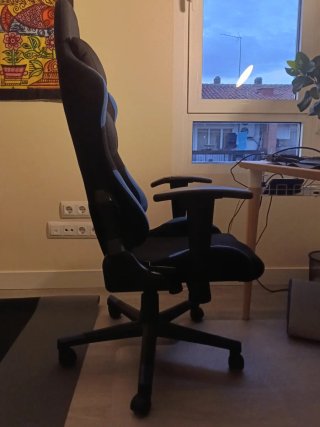 Silla de oficina ergonómica negra y azul