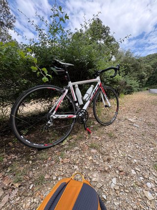 Bicicleta de carretera BH blanca y roja
