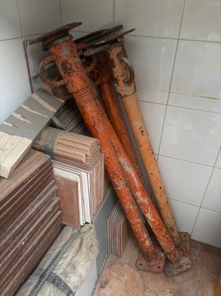 Puntales de obra metálicos naranjas
