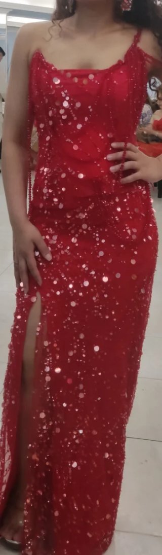 Vestido de fiesta rojo con complementos