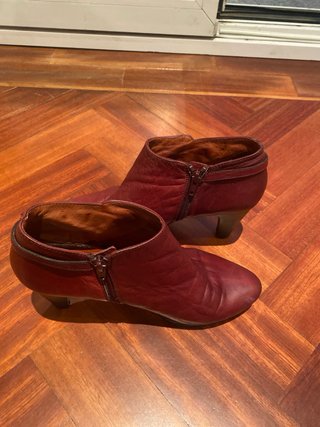 Botines Hispanitas burdeos.