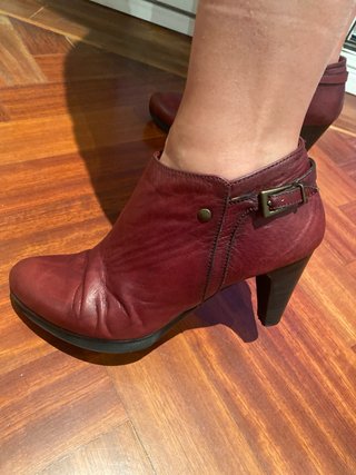 Botines Hispanitas burdeos.