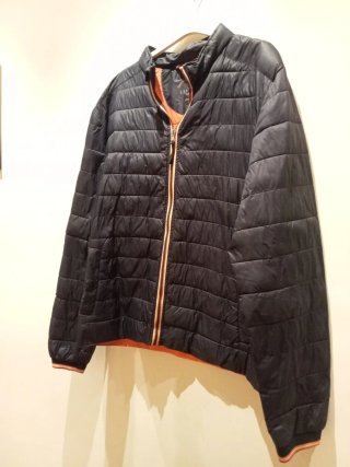 Cazadora acolchada azul marino y naranja