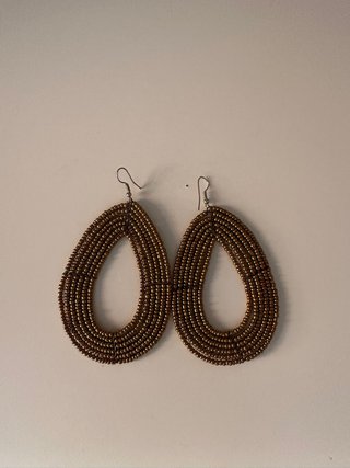 Pendientes de abalorios dorados y marrones