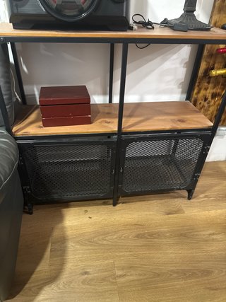Mueble IKEA de metal y madera