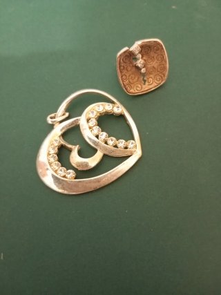 Anillo y Colgante Plateados con Piedras