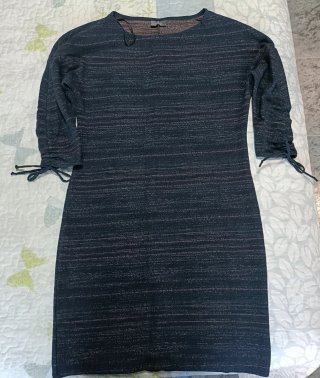 Vestido azul oscuro con detalles rosas