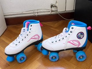 Patines de 4 ruedas blancos y rosas