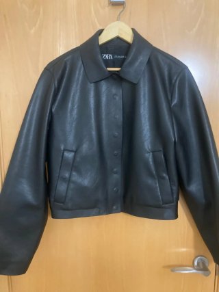 Cazadora efecto piel bomber Zara negra