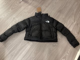 Cazadora The North Face Negra. Es modelo corto.