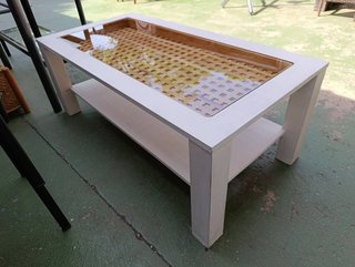 MESA DE CENTRO CRISTAL Y REJILLA