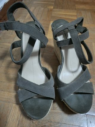 Sandalias cuña verde oliva Talla 38