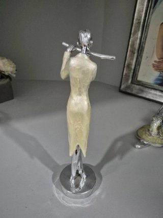 Figura de músico tocando la flauta