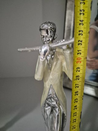 Figura de músico tocando la flauta
