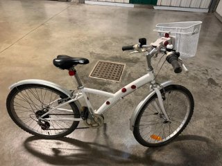 Bicicleta de niña blanca con cesta