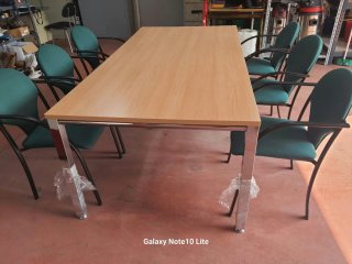 Mesa de oficina con estructura metálica y 6 sillas