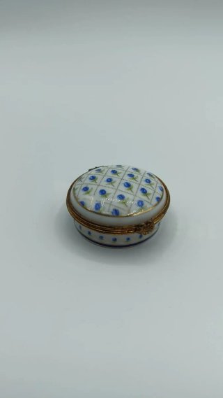 Cajita de porcelana antigua con flores azules
