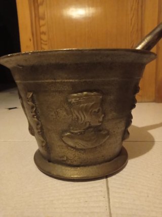 Almirez de Bronce con Relieves