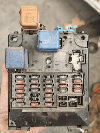 Caja de fusibles Nissan Patrol GR Y61 completa
