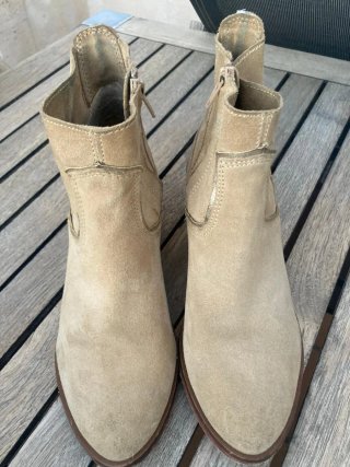 Botín campero ante beige