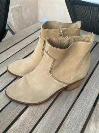Botín campero ante beige