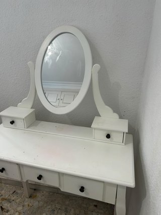 Tavolo da trucco bianco con specchio