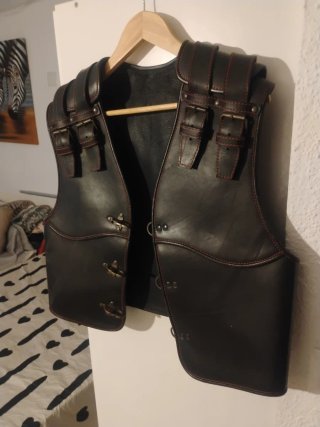 Chaleco motero de cuero negro