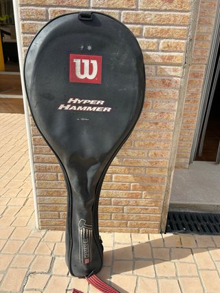 Raqueta de tenis junto su funda.