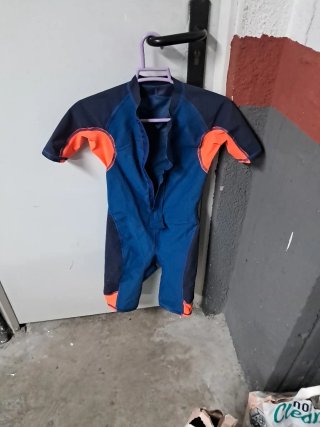 Bañador infantil entero azul y naranja