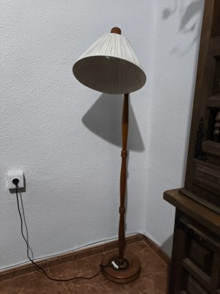 Lámpara de Pie de Madera