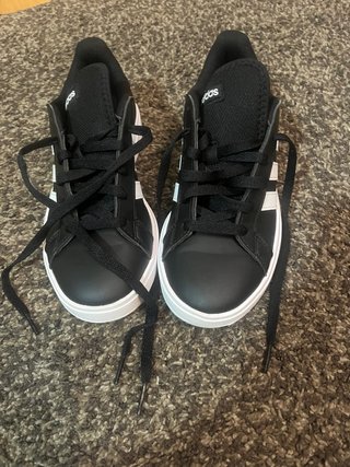 Deportivas Adidas Negras y Blancas 37 1/3