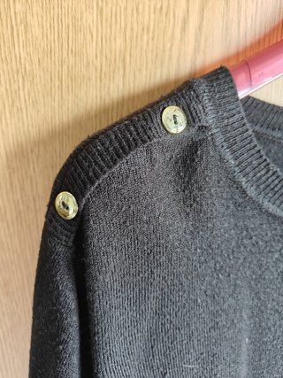 Blusa Preta com Detalhe de Botões