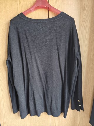Blusa Preta com Detalhe de Botões