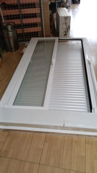 Puerta de cristal con persiana