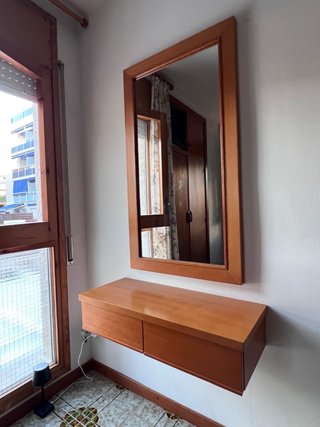 Tocador de madera con espejo
