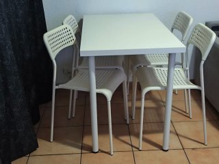 Mesa blanca con 4 sillas
