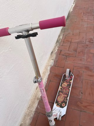 Patinete infantil rosa con ruedas