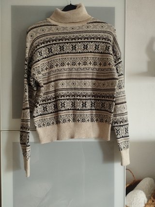 Jersey cuello alto estampado beige y marrón