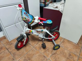 Bicicleta infantil con ruedines