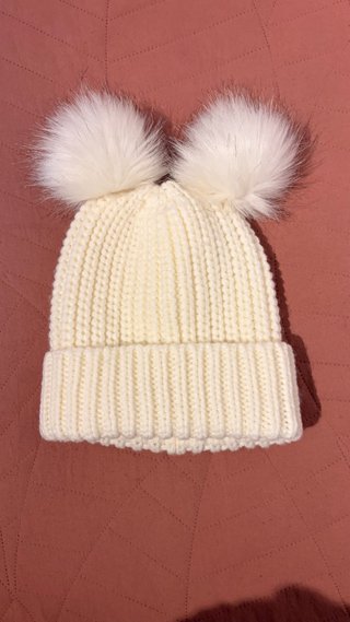 Gorro de punto con dos pompones