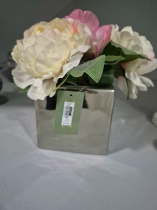 Decoración floral rosa y plateada