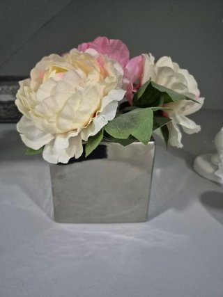 Decoración floral rosa y plateada